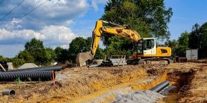 pelleteuse en action sur un chantier de terrassement